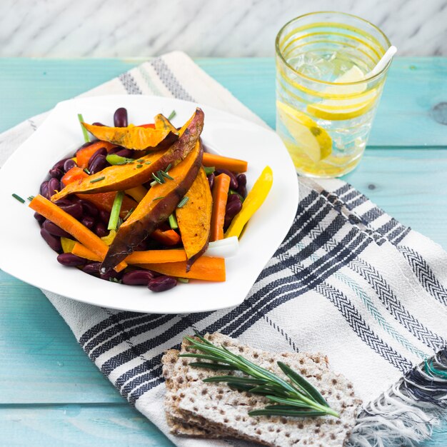 Foto gratuita composición de comida sana con ensalada y bebida