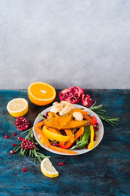 Foto gratuita composición de comida sana con ensalda colorida