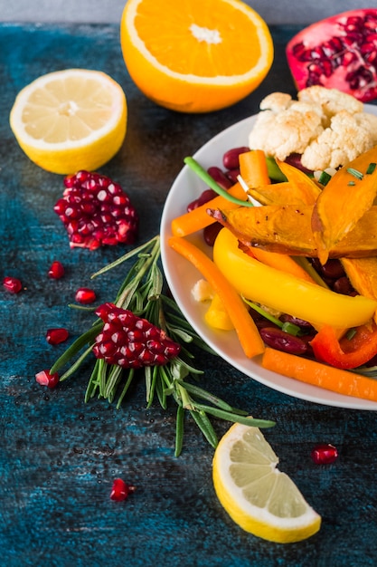 Foto gratuita composición de comida sana con ensalda colorida