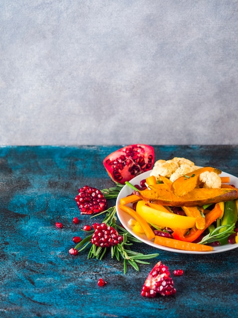 Foto gratuita composición de comida sana con ensalda colorida