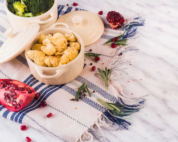 Composición de comida sana con estilo elegante