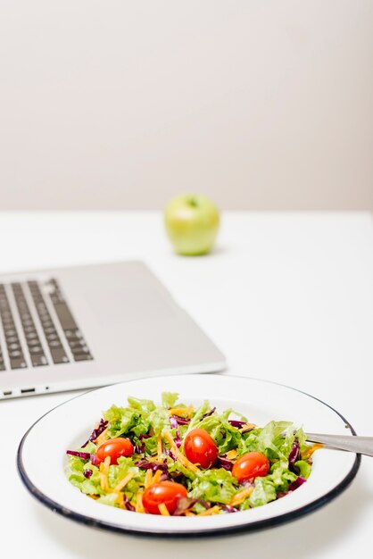 Foto gratuita composición de comida sana con estilo moderno