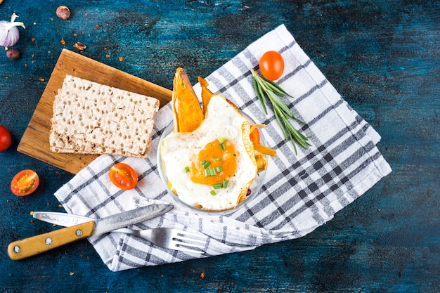 Foto gratuita composición de comida sana con huevo frito