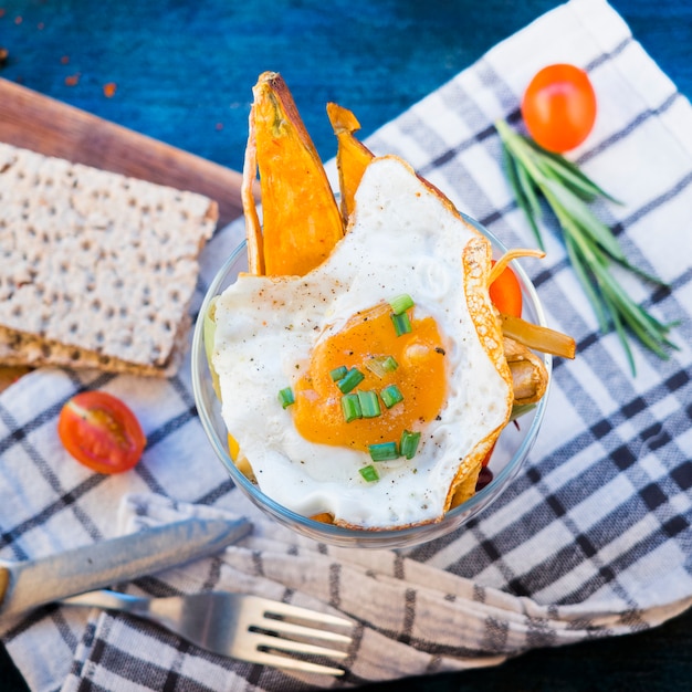 Composición de comida sana con huevo frito