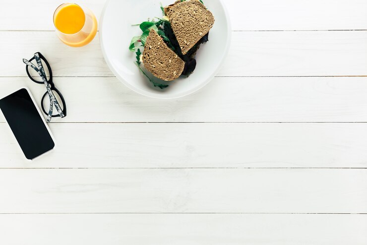 Foto gratuito composición de comida sana con pan y zumo de naranja