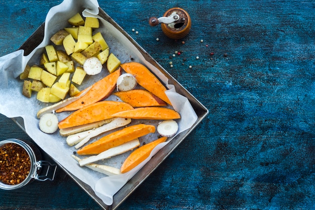 Foto gratuita composición de comida sana con patatas asadas