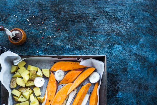 Foto gratuita composición de comida sana con patatas asadas