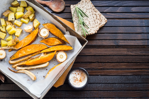 Foto gratuita composición de comida sana con patatas asadas