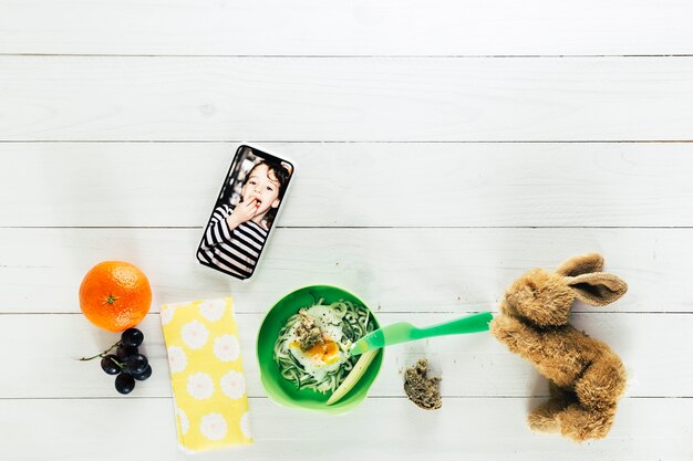 Composición de comida sana con smartphone