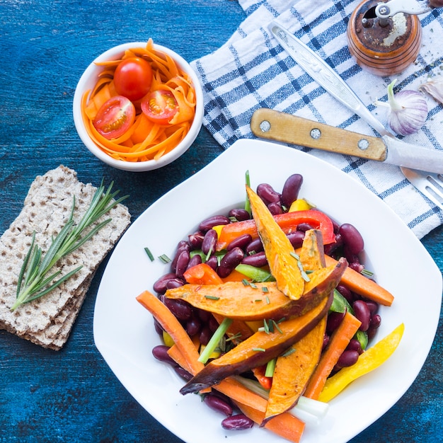 Foto gratuita composición de comida sana con utensilios de cocina