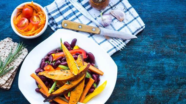 Composición de comida sana con utensilios de cocina