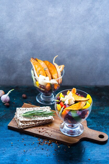 Foto gratuita composición de comida sana con verduras coloridas