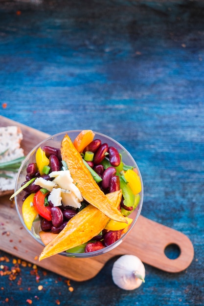 Foto gratuita composición de comida sana con verduras coloridas