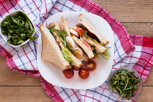 Composición de comida sándwiches saludables laicos planos