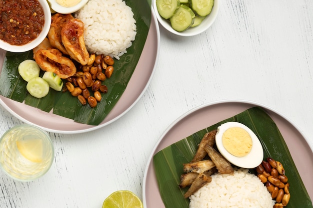 Composición de comida tradicional nasi lemak laicos plana