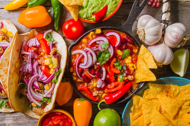 Foto gratuita composición completa de comida mexicana