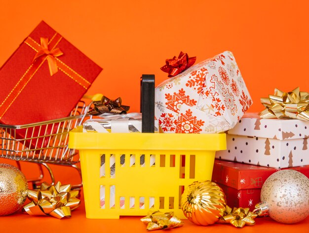 Composición de compras de navidad con cesta