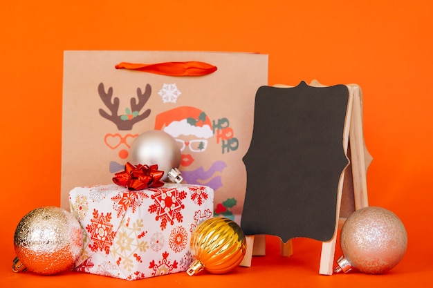 Foto gratuita composición de compras de navidad con tabla y bolsa