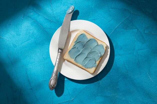 Composición del concepto de Blue Monday con crema de pan