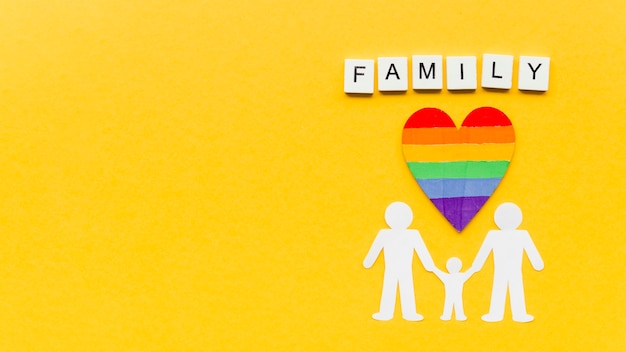 Composición para el concepto de familia lgbt sobre fondo amarillo con espacio de copia