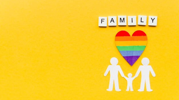 Composición para el concepto de familia lgbt sobre fondo amarillo con espacio de copia
