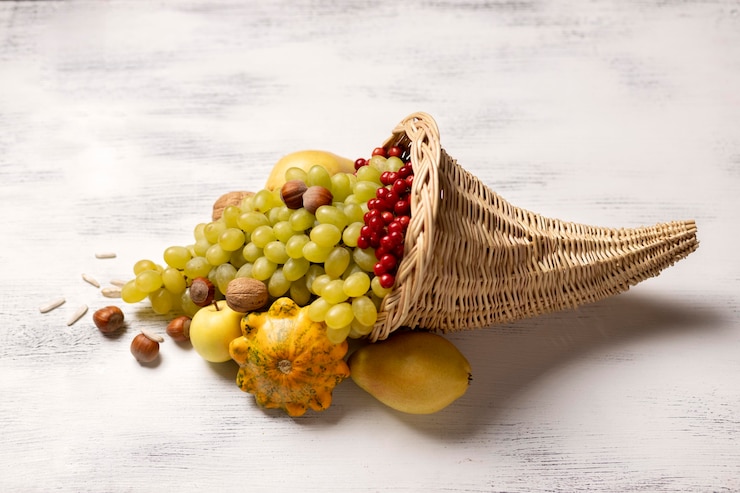 Foto gratuito composición de cornucopia con deliciosas comidas