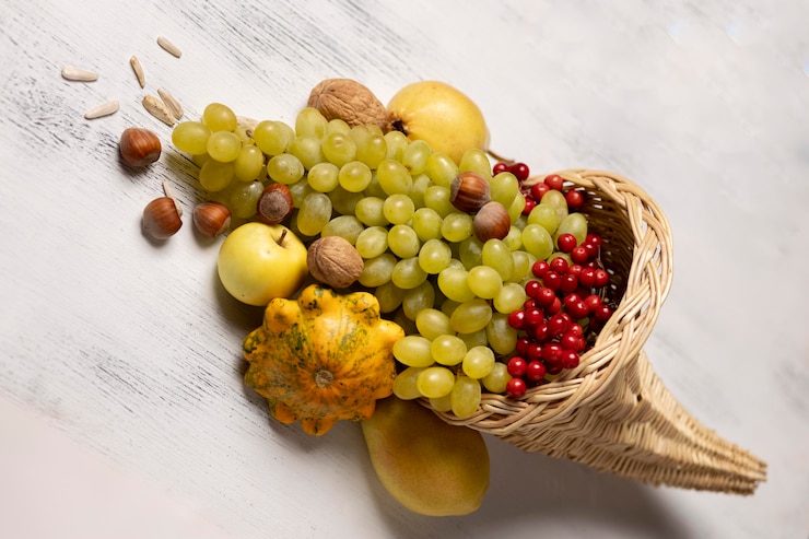 Foto gratuito composición de cornucopia con deliciosas comidas