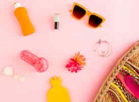 Foto gratuita composición con cosas de verano sobre fondo rosa.
