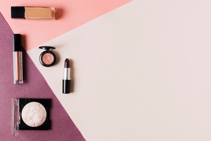 Foto gratuito composición de cosmética arreglada para mujer.