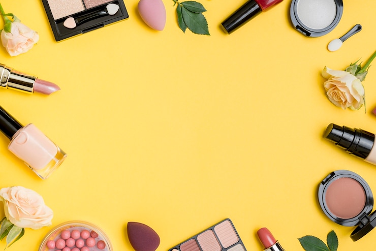 Foto gratuito composición de cosméticos con copia espacio sobre fondo amarillo.