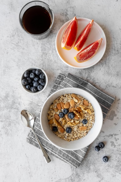 Foto gratuita composición creativa de la comida del desayuno.