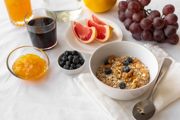 Composición creativa de la comida del desayuno.