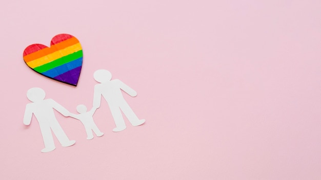 Composición creativa para el concepto de familia lgbt con espacio de copia