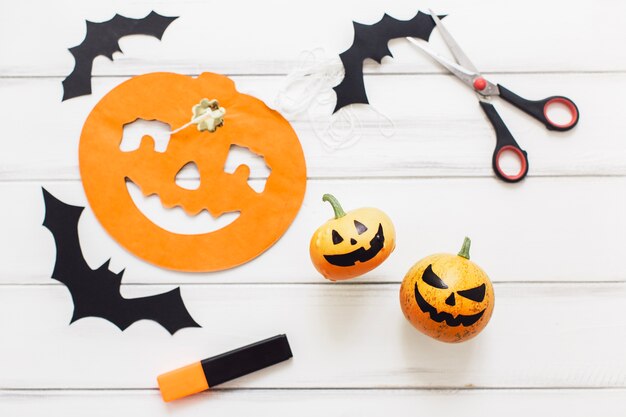 Composición creativa de Halloween con calabazas