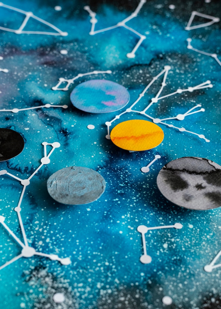 Foto gratuito composición creativa de planetas de papel.