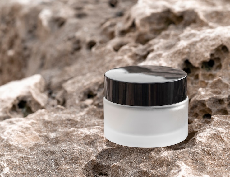 Foto gratuito composición de la crema para el cuidado de la piel.