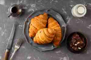 Foto gratuita composición de croissants dulces de vista superior