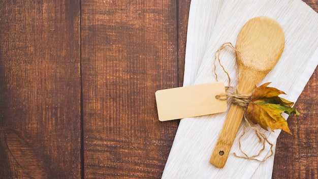 Foto gratuita composición con cuchara de madera y hoja