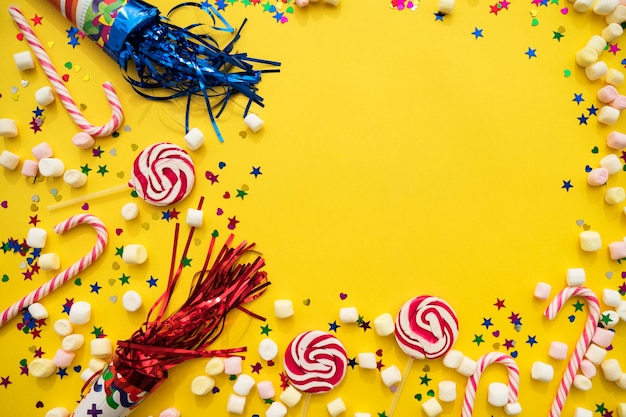 Composición de cumpleaños con nubes y bastones de caramelos