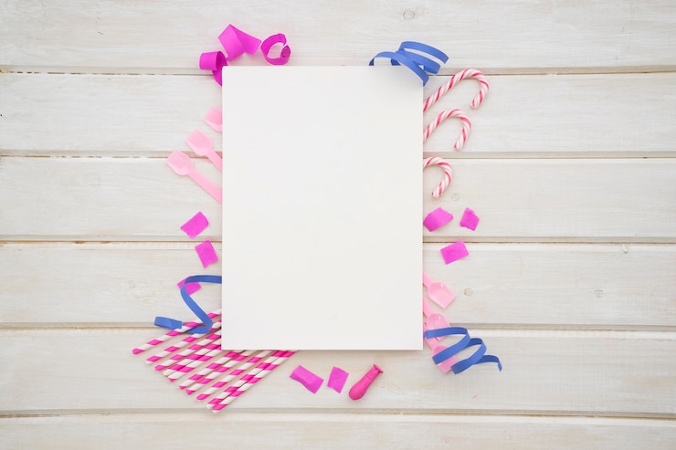 Foto gratuito composición de cumpleaños con papel en blanco