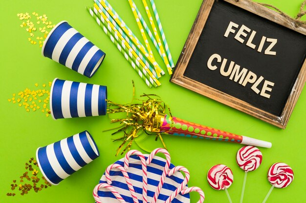 Foto gratuita composición de cumpleaños con pizarra decorativa