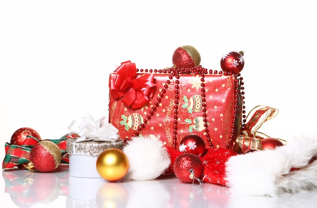 Composición de decoración navideña y cajas de regalo.