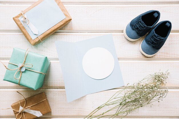 Composición decorativa para el día del padre con tarjeta azul en medio