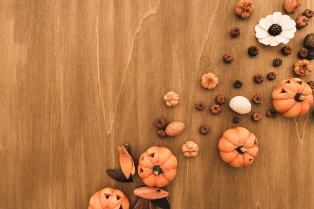 Composición decorativa de halloween con calabazas