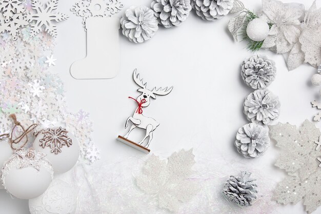 Composición decorativa de Navidad de juguetes sobre un fondo blanco de mesa. Vista superior. Lay Flat