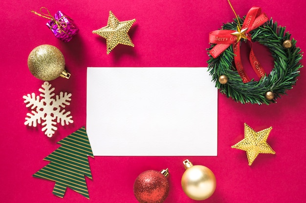 Foto gratuita composición decorativa de navidad con papel
