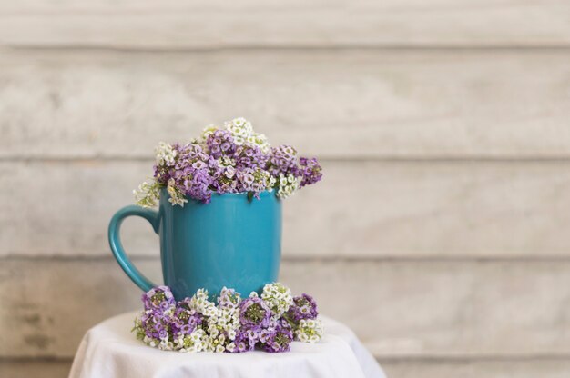 Composición decorativa con taza y flores