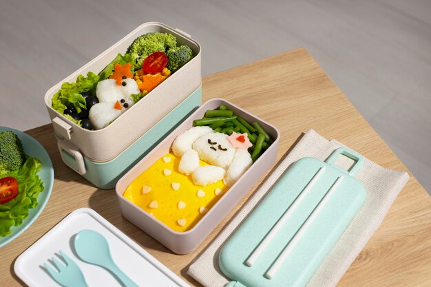 Composición de deliciosa caja bento japonesa.