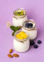 Foto gratuita composición de la deliciosa comida de desayuno con yogur.