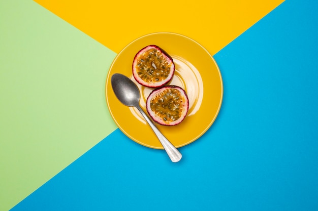 Foto gratuita composición de deliciosa fruta de la pasión exótica